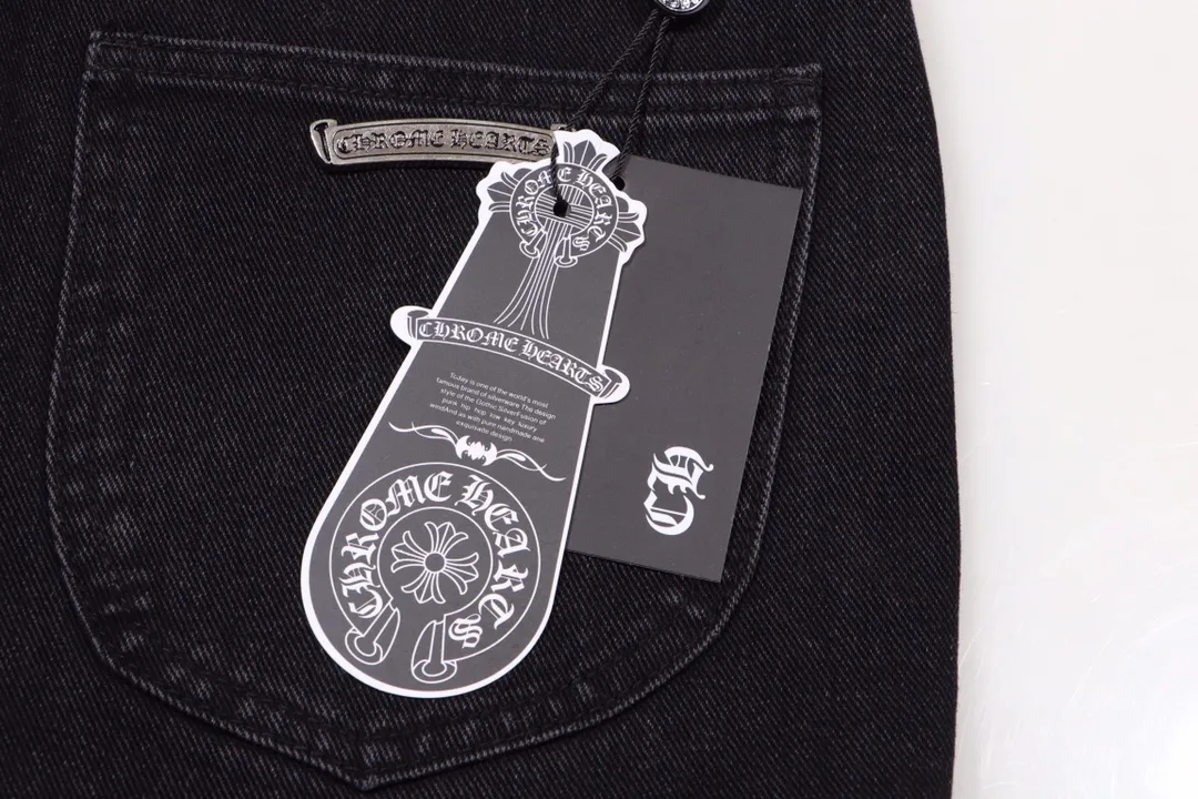 P250 model number: H430 Chrome Hearts CH Chrome Hearts heavy industry damaged ripped high street jeans exude uninhibited personality and unique charm. Every wear and tear is carefully designed to present a unique artistic feel. Made of imported denim fabric, which has undergone heavy industrial washing and destruction treatment, the trousers show a super cool effect on the upper body, allowing you to dominate the fashion stage.  This is more than just a pair of jeans, it is an expression of attitude. With its unique design concept and ultimate pursuit of details, Croxin breaks traditional boundaries and defines the jeans trend in the new era. The trousers are made of double-layer woven fabric and matched with customized hardware, showing an incomparably beautiful and unique style, making every wearer the focus of fashion. Imported denim fabric, super heavy-duty washed and damaged, the upper body is super cool! Customized hardware, incomparably good-looking model. The production process is difficult. It has a high-street feel. Color: black Size: S M L XL XXL